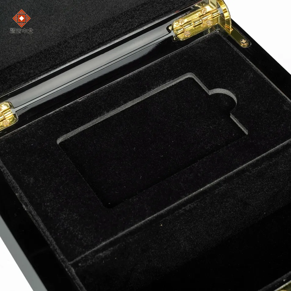 Customized Beautifully Logo VIP Bank Credit Card Lacquered Wooden Packaging Box Card Magnetic Card Gift Packaging Storage Box